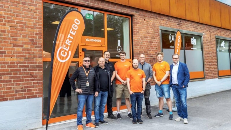 Gänget från Karlshamn poserar framför ingången till nya butiken