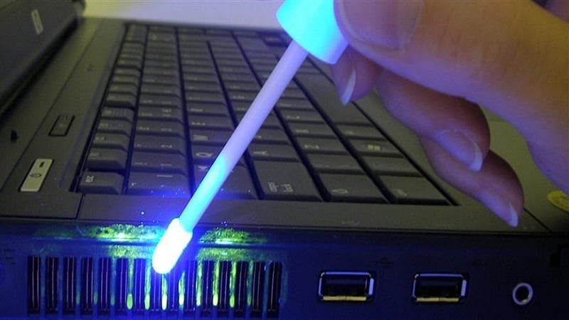 En laptop som märks med SmartWater DNA.