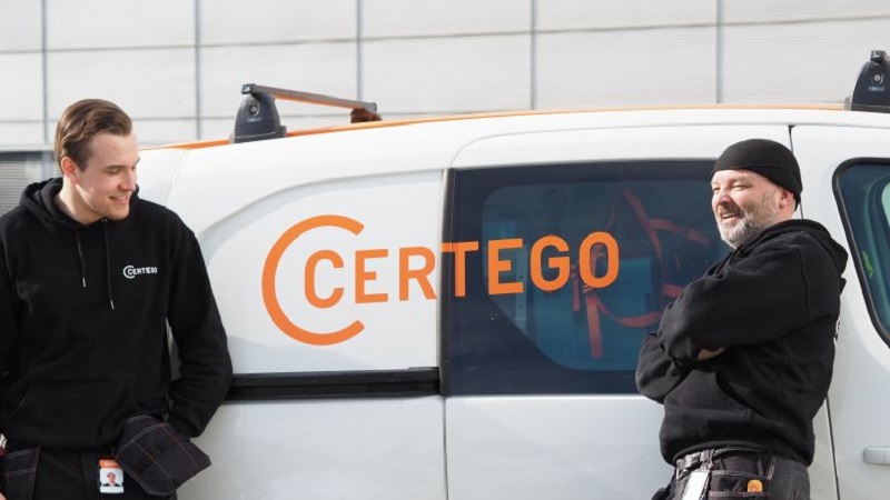 Två tekniker från Certego står framför en tjänstebil.